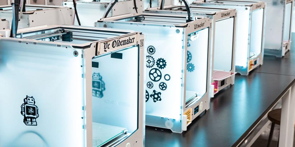 A row of 3D printers in think[box]