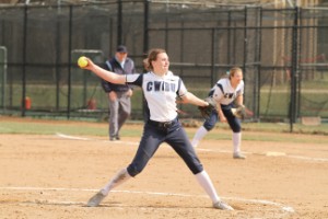 Annie Wennerberg throwing a pitch