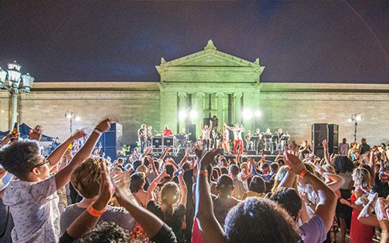 A band performing outside of the Cleveland Museum of Art