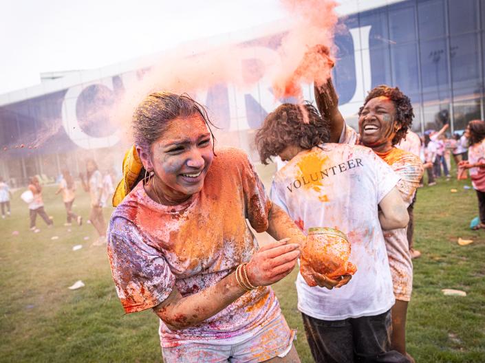 Students participate in Holi on the Freiberger Field.