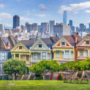 Row houses in front of the San Francisco city skyline as shown in the daytime