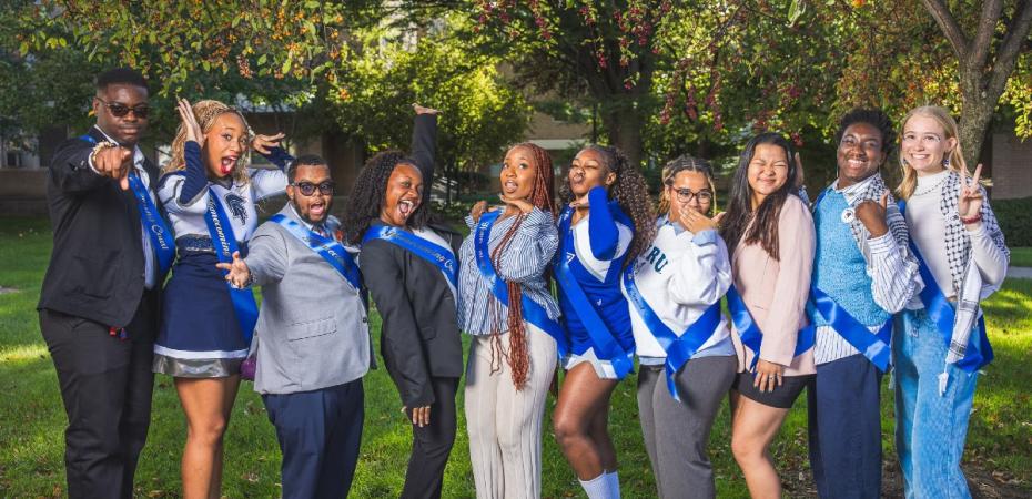 2025 homecoming court pose for a silly group shot.