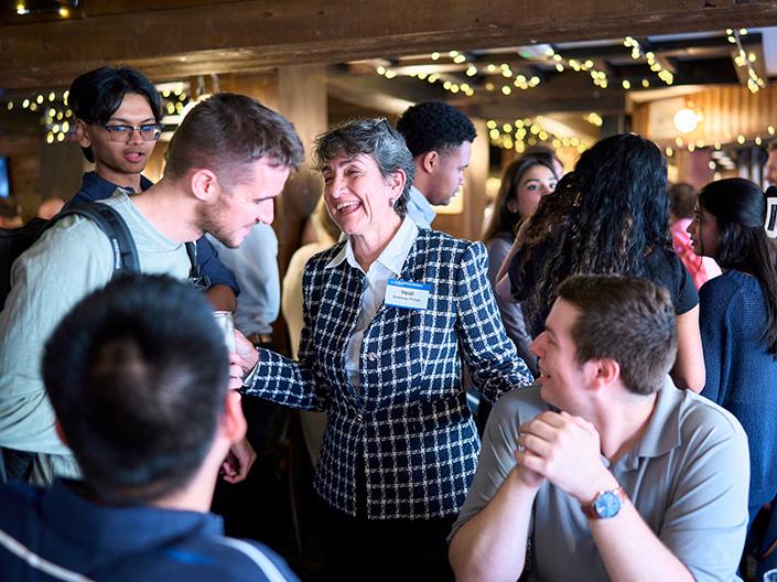 Alumni socialize in London pub