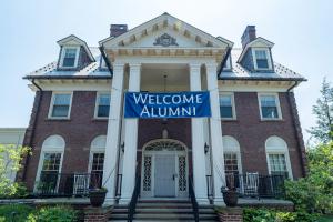 A sign hangs outside of the Linsalata Alumni Center of Case Western Reserve University saying Welcome Alumni