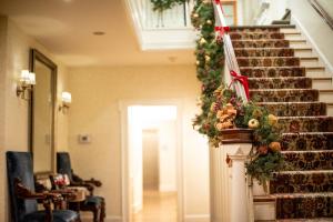 The The Linsalata Alumni Center lobby banister decorated for the holiday 