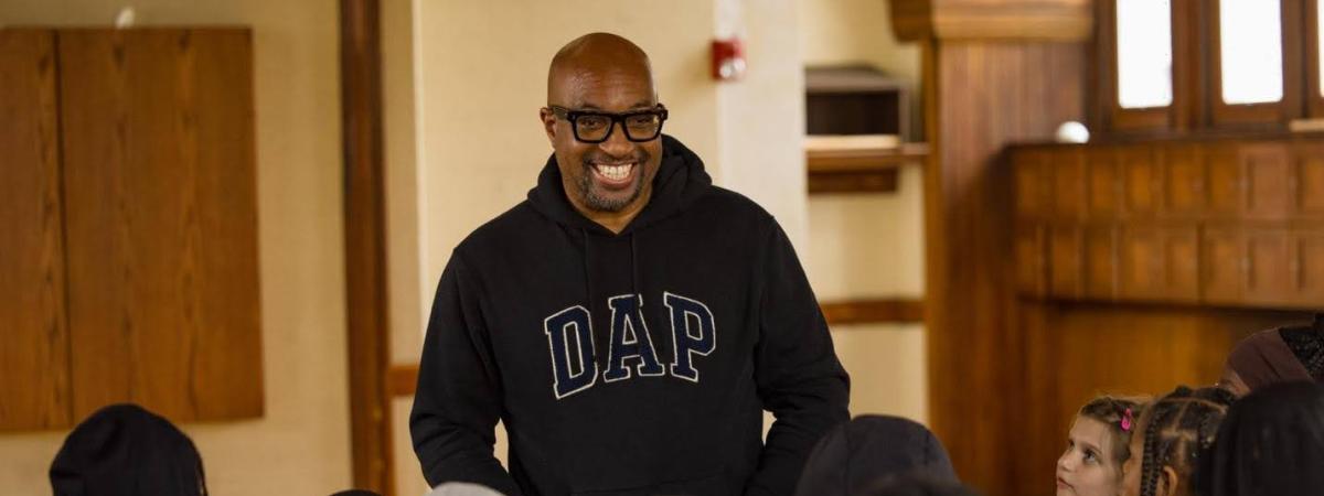 Poet, educator, author, and Emmy Award-winning producer Kwame Alexander meets with CWRU students and their second grade “book buddies” from Noble Elementary School.