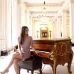 Andréa Walker headshot with piano
