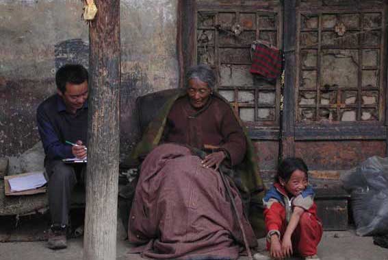 Picture of Phujung, a Tibetan grad student at CWRU conducting an oral history interview in Panam xian in Tibet, 2002