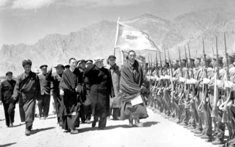 Black & White photo of  Phünwang, Dalai Lama, Chen Yi, Panchen Lama at the Lhasa 1956, inauguration of the Preparatory Committee for the Tibet Autonomous Region