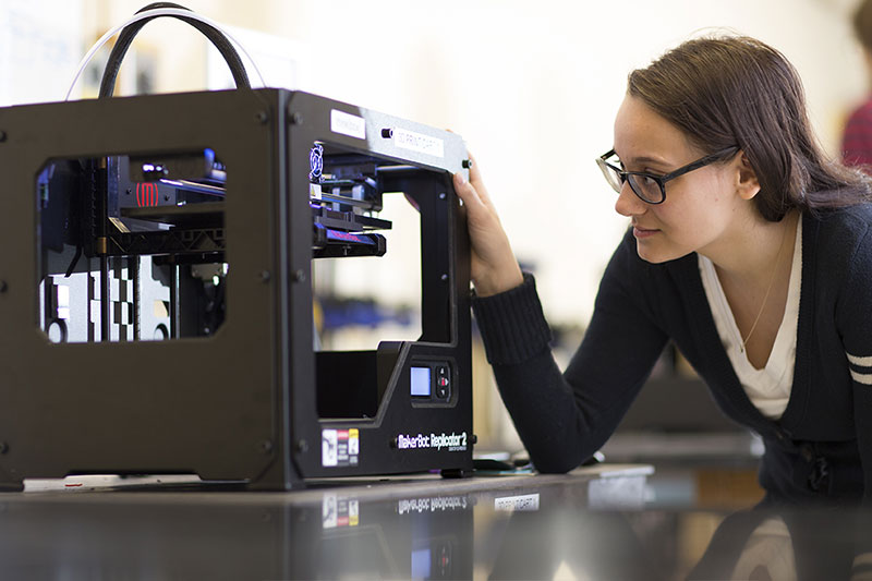 A female student using the 3D printer