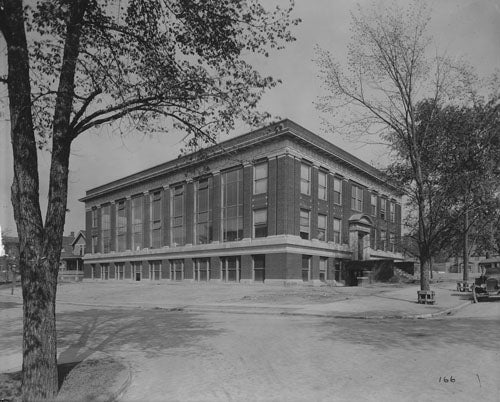 Photo from the year 1917 of the School of Dental Medicine, located on Adelbert Road in Cleveland Ohio.