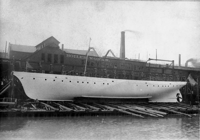 Un barco casi terminado está listo para ser botado en la Cleveland Ship Building Co., precursora de la American Ship Building Co., 1890. WRHS