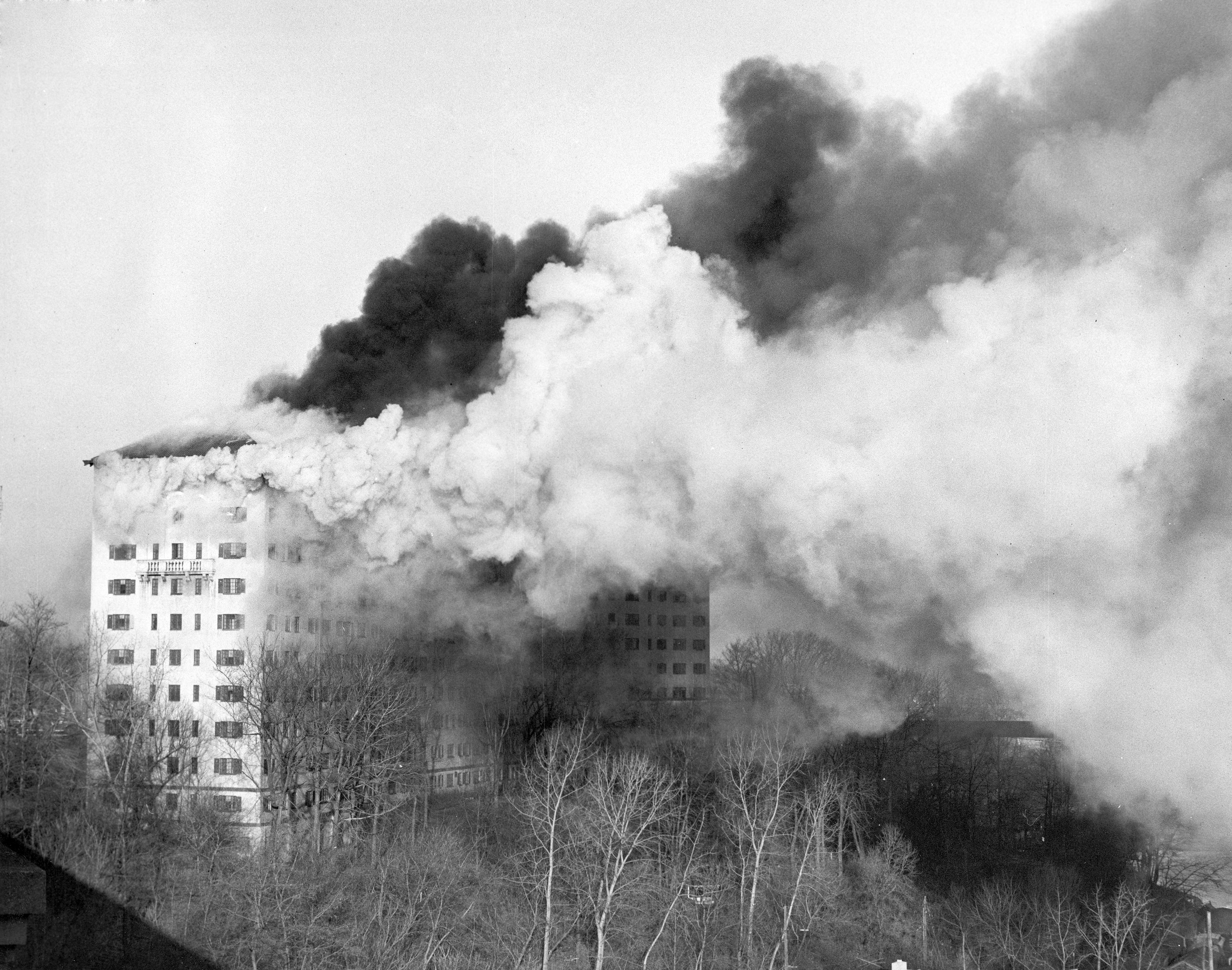 Smoke billows from the Westlake Hotel during the fire on 25 Jan. 1962.