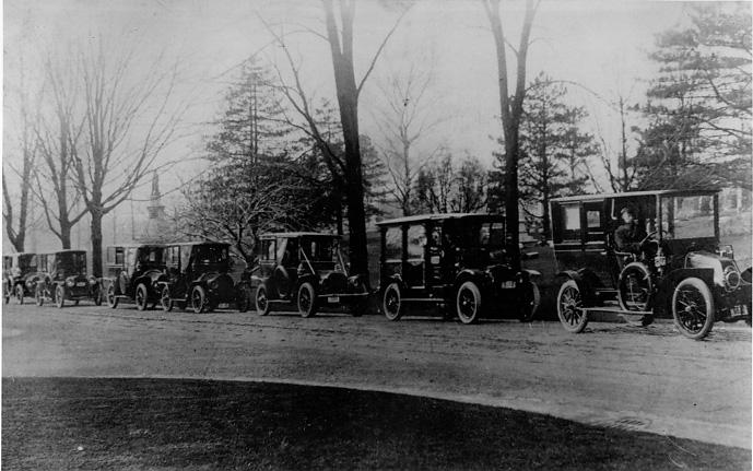 A funeral procession at Lake View Cemetery, ca. 1911. Courtesy of Lake View Cemetery Association.