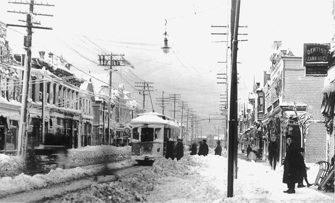 Snow piles from the blizzard of 1913 impede traffic on West 25 Street. WRHS