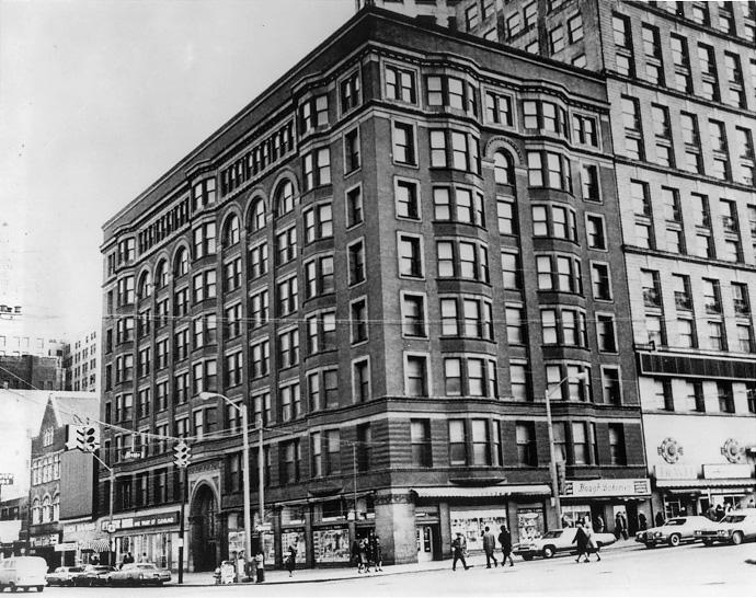 The Cuyahoga Building on Public Square, designed by Daniel H. Burnham and erected in 1893, was placed on the National Register of Historic Places in 1975. Cleveland Press Collection, CSU Archives.