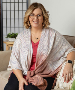 Lisa Schuster headshot