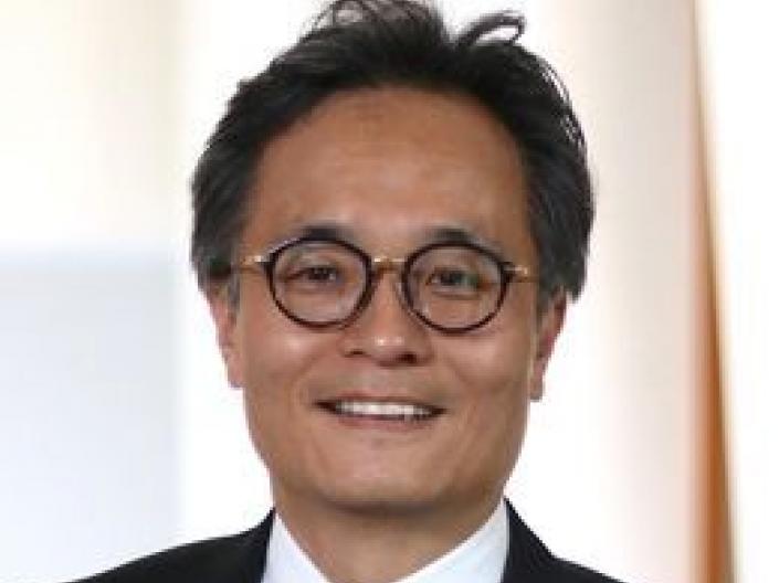 Youngjin Yoo headshot