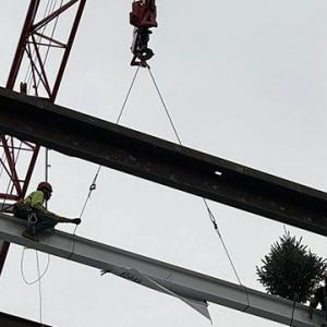 crane hoists final beam of Case Western Reserve University's Interdisciplinary Science and Engineering Building into place