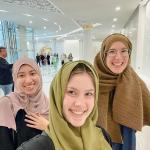 From left: Judi Dairawan, a student at American University of Sharjah, with CWRU students Katie Merritt and Margaux Johnstone last spring at the Grand Mosque in Abu Dhabi, United Arab Emirates