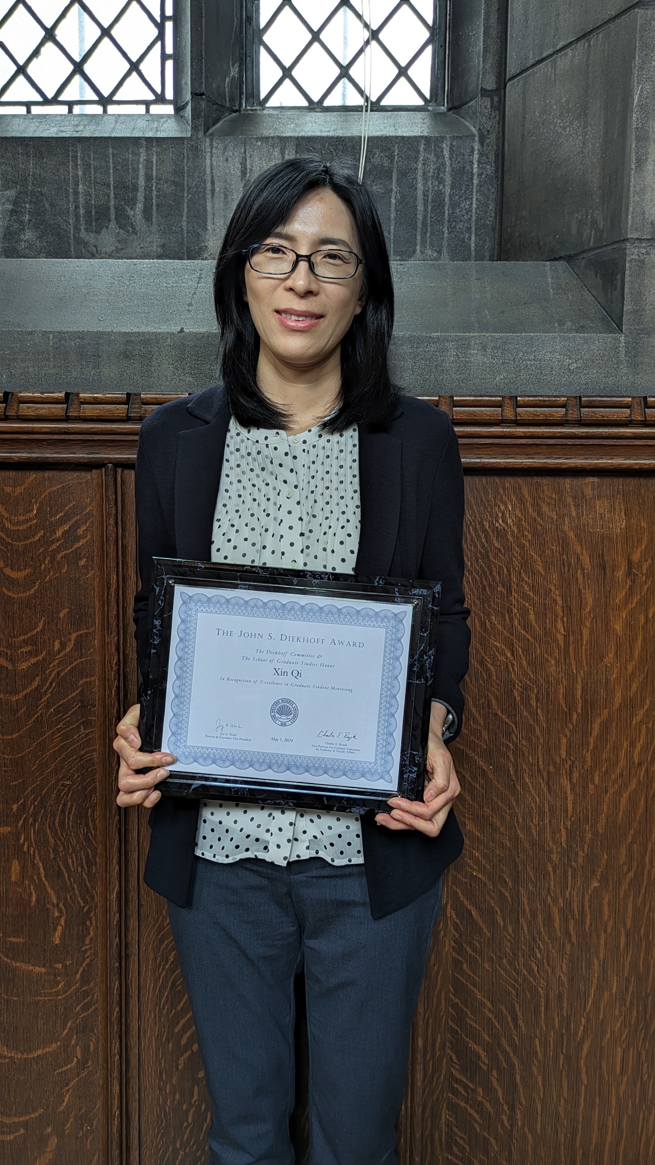 Xin Qi holding Diekhoff plaque