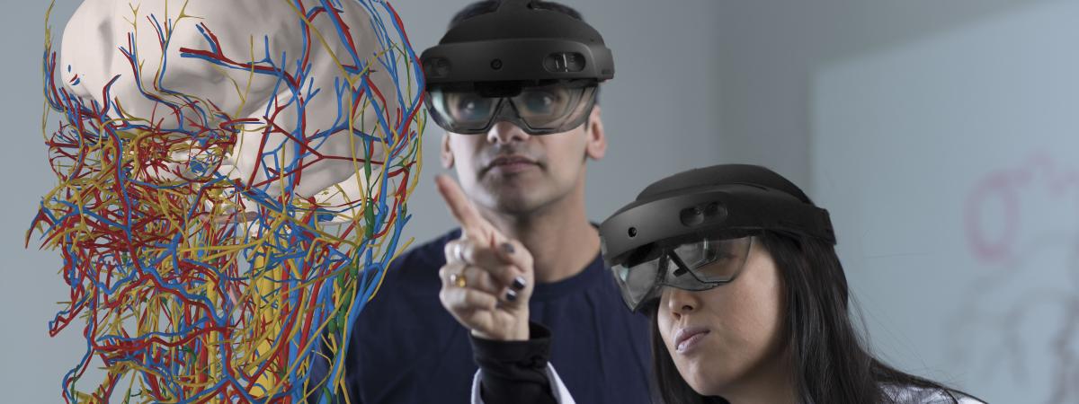 two med students observing hologram with the HoloLens 2