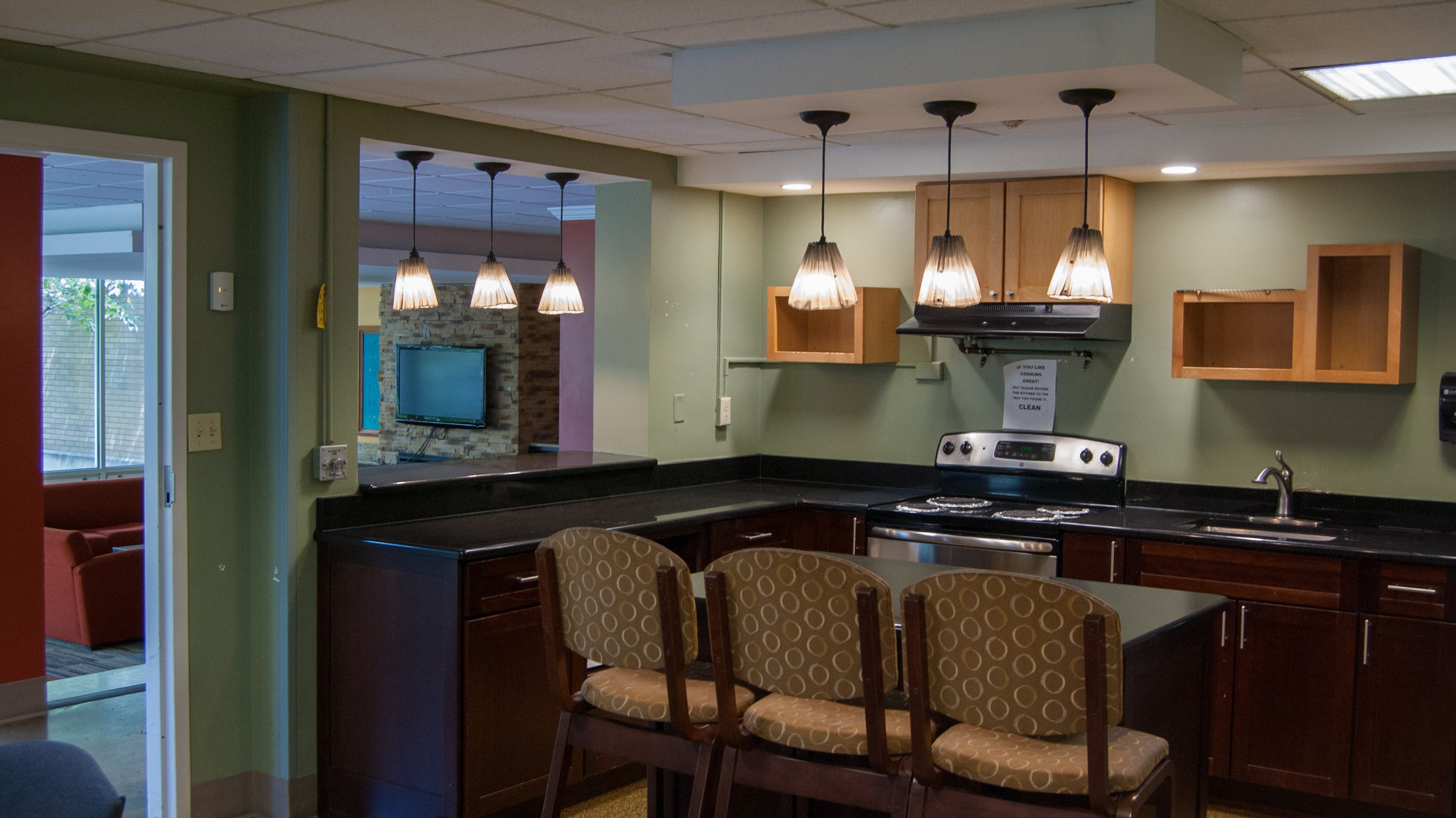 Taft House Kitchen showing appliances, center island, and bar stools