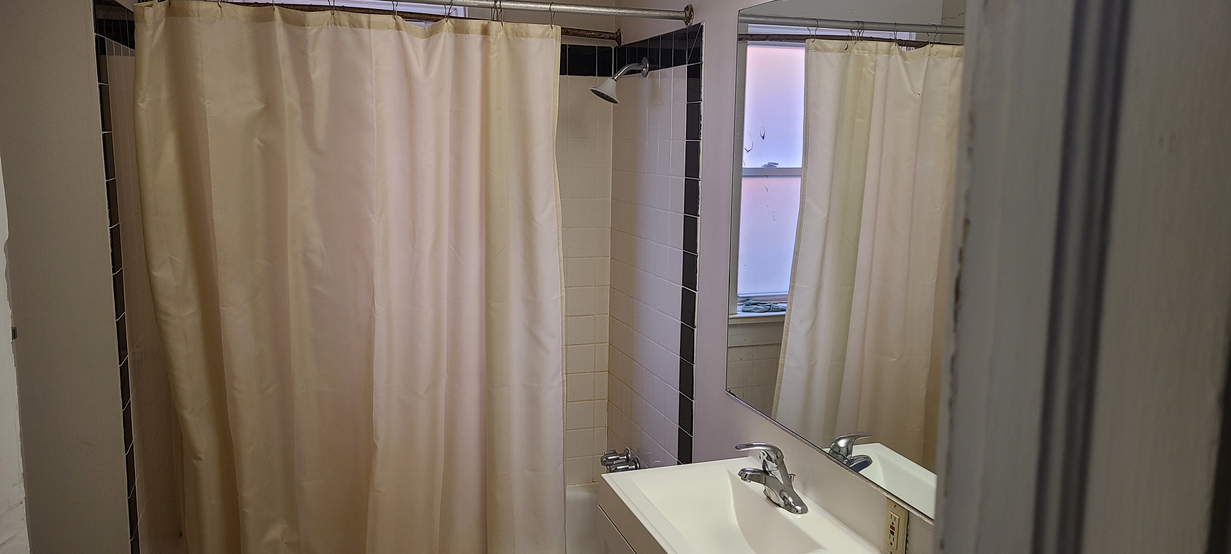 1719 Apt Bathroom