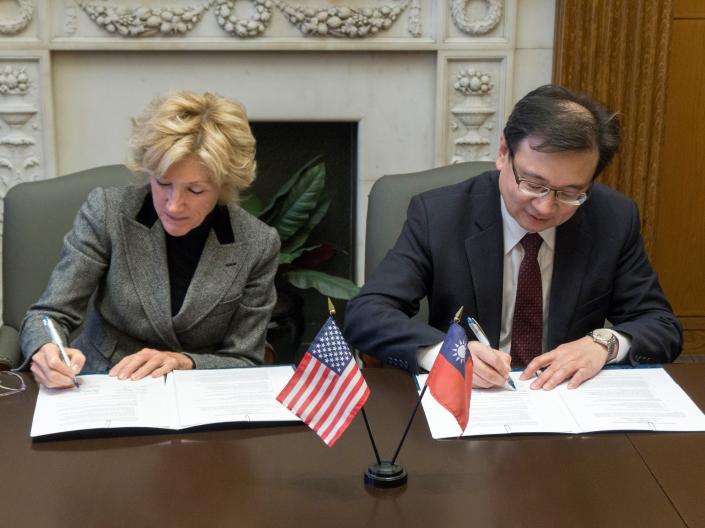 President Snyder signs an agreement with the President of Taipei Medical University