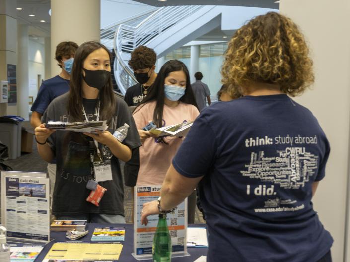 2 students talking at the study abroad table, orientation 2021