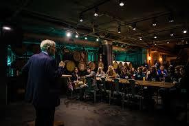 Austin Fragomen speaks with CWRU law alumni.