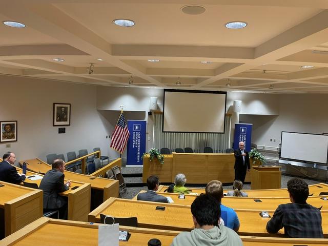 Saul Levmore lecturing in the moot courtroom