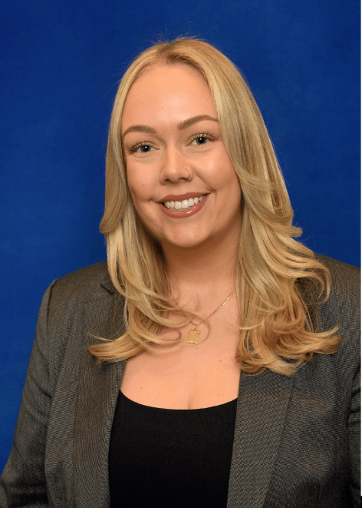  Anna Glavaš headshot with blue background