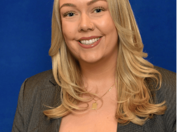  Anna Glavaš headshot with blue background