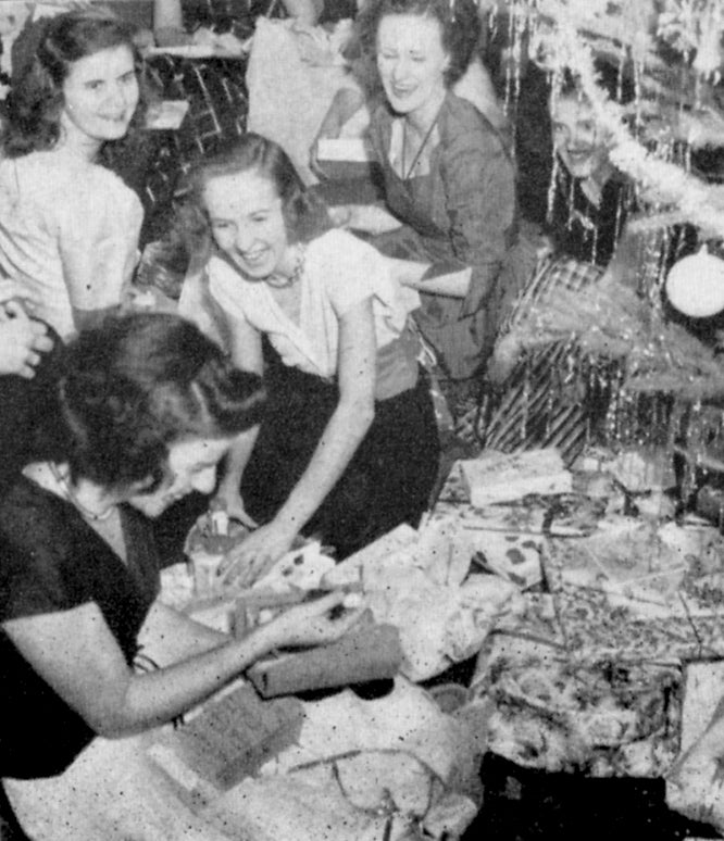 Students opening Christmas presents in 1946