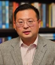 Portrait of Sichun Yang wearing a gray blazer with light pink shirt.