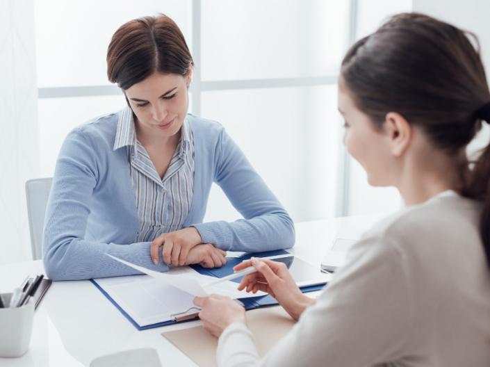An advisor helping a woman with her resume
