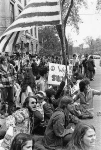 Students stop Euclid Avenue traffic during 1970 protest