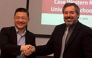 Guanghua Law School Dean Zhu Xinli and Case Western Reserve School of Law Co-Dean Michael Scharf shake hands