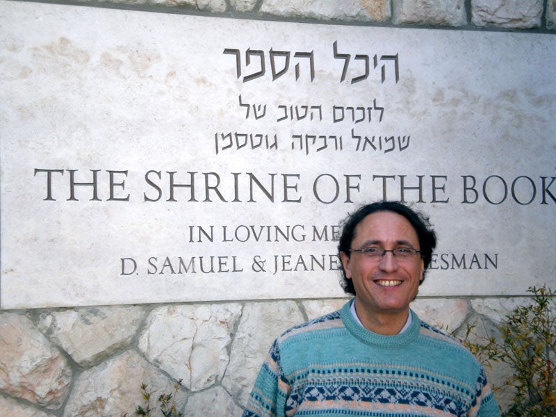 Photo of Adolfo Roitman in front of Shrine of the Book at Israel Museum