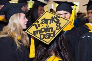 Commencement cap that says "thanks mom and dad"