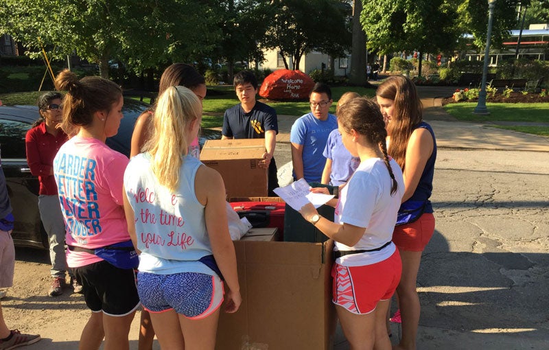 students moving in to CWRU