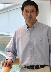 photograph of Xiaofeng Zhu
