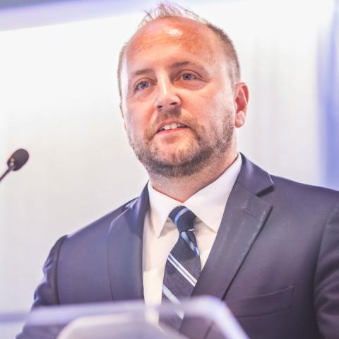 Case Western Reserve University alumnus Jeffrey Verespej speaks at an alumni award luncheon
