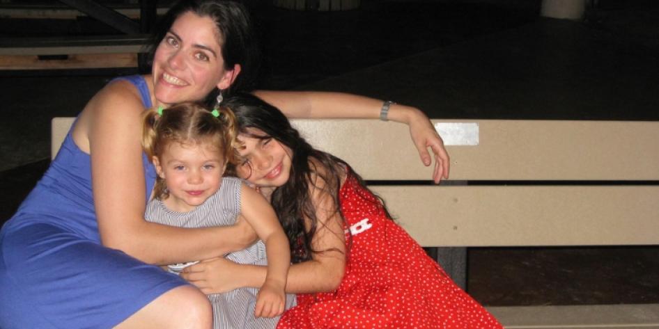 Childhood photo of Isabela and Maya Carroll with their mother Liana