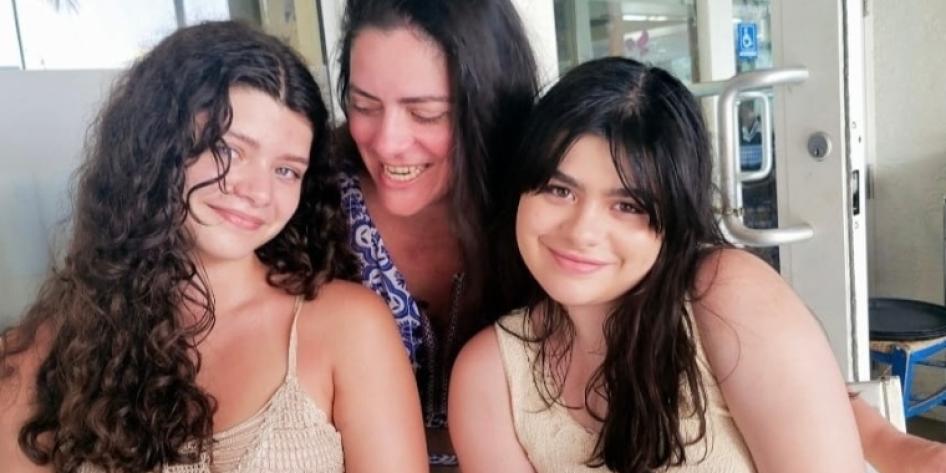 Isabela and Maya Carroll with their mother Liana