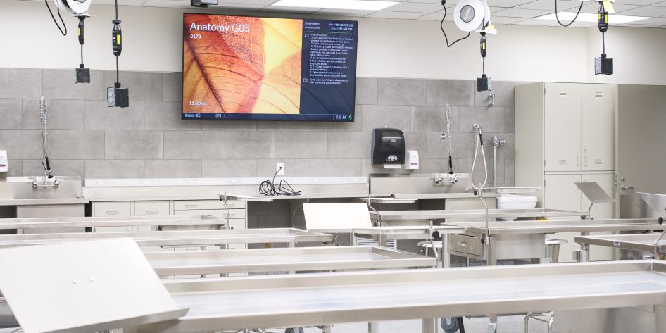 Room with course instruction tables and monitors