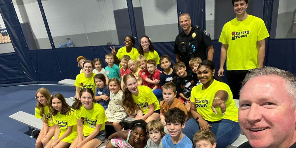 Selfie photo taken by a CWRU police officer with the Safety Town children and volunteers