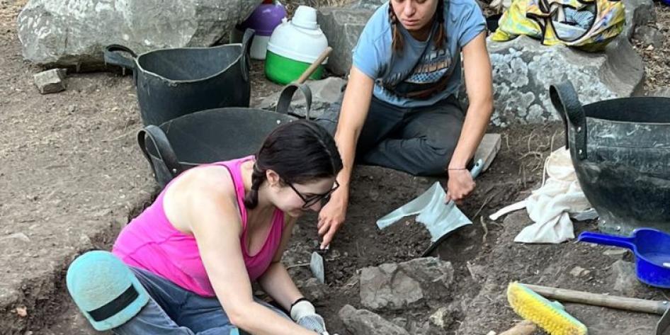 Arielle-excavating
