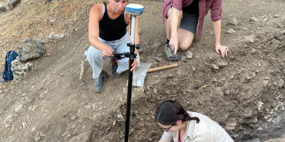 Maggie_Arielle_and_Clara-hole-1